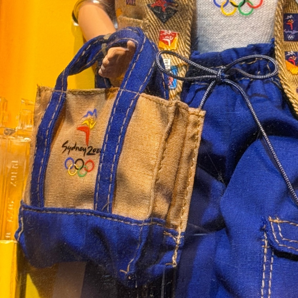 Sydney 2000 Olympic Pin Collector Barbie - Picture 3 of 9